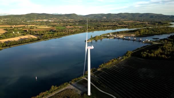 フランスのル ポザン 2022年10月2日 日の出の間の風力タービン Pozinの小さな町で緑のエネルギーを生み出す風力発電所 Ardeche フランス — ストック動画