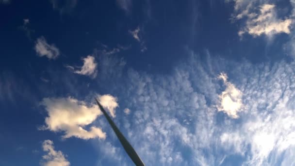 Ветряные Турбины Рассвете Ветряная Электростанция Производящая Зеленую Энергию Маленьком Городе — стоковое видео