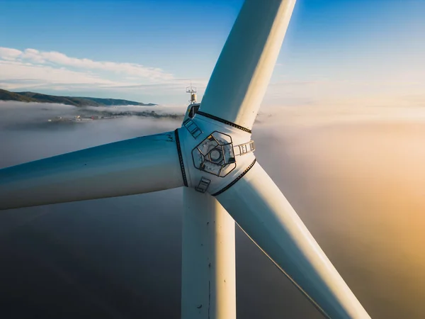 Närbild Propellrarna Ett Vindkraftverk Dimmig Morgon Och Soluppgång Grön Energi — Stockfoto