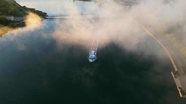 Panoramatický Výhled Bezpilotní Sondy Osobní Lodi Plující Ráno Řece Rhonu — Stock video