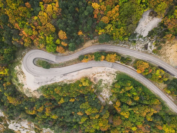 Widok Powietrza Krętej Drogi Przełęczy Wysokiej Góry Przez Gęsty Kolorowy — Zdjęcie stockowe