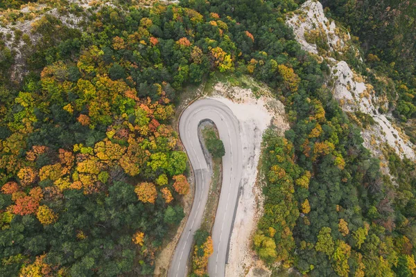 Воздушный Вид Извилистой Дороги Высокогорного Перевала Через Густой Красочный Осенний — стоковое фото