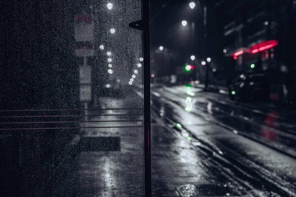 Paisagem em preto e branco. Vista de rua. Rua vazia numa noite chuvosa. Tempo mau. Sinais de néon, sensação de solidão. — Fotografia de Stock