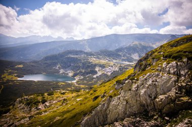Bulgaristan 'daki Yedi Rila Gölünün manzarası. Güzel doğa görüntüleri, dağlar. Güneşli bir günde suyu yansıtıyor..