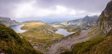Bulgaristan 'daki Yedi Rila Gölünün manzarası. Güzel doğa görüntüleri, dağlar. Güneşli bir günde suyu yansıtıyor..