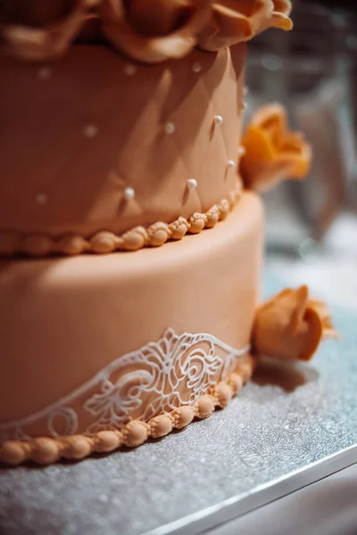 Прекрасный коричневый трехъярусный свадебный торт с розами. Вкусный праздничный торт. — стоковое фото