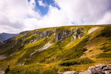 Bulgaristan 'ın Rila Dağı' ndaki güzel bir tepe manzarası. Güneşli bir sonbahar günü. Bulgaristan 'da ünlü yürüyüş parkuru.