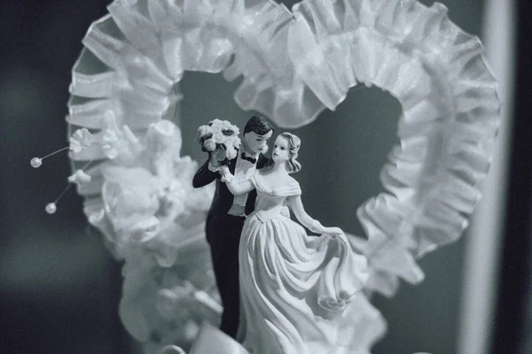 花嫁と新郎のウェディングケーキ人形。ケーキの装飾。フィギュアやハートの形の装飾。結婚式の目標. — ストック写真