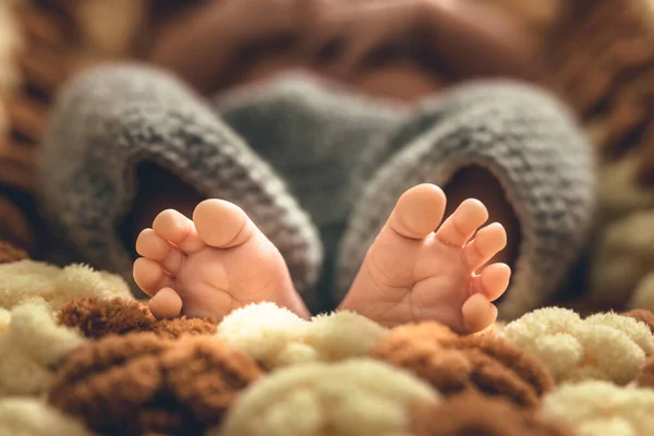 Cute shot of baby feet. Fluffy blanket underneath and wool clothes. Family moments. Babys first photoshoot. — Stock Photo, Image