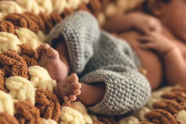 Cute shot of baby feet. Fluffy blanket underneath and wool clothes. Family moments. Babys first photoshoot. — стоковое фото
