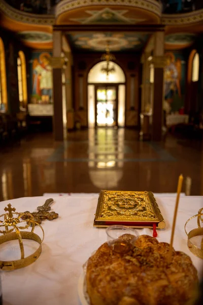 Church crown, bread and a golden book waiting for the newlyweds wedding. Beautiful church in Bulgaria. — Stock Photo, Image