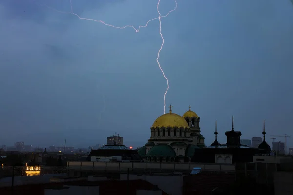 Lightning strike on Alexander Nevsky Cathedral in Sofia, Bulgaria. Storm in the city. Stunning shot of famous landmark. — Zdjęcie stockowe