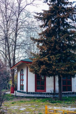Bulgaristan 'da ilginç bir çay evi. Çay evi, hediyelik eşya dükkanı ağaçların arasındaki parkta..