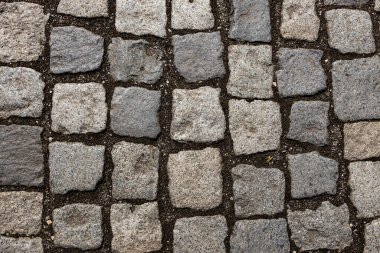 Küçük mermer küplerin mozaiği. Kaldırımlar ve meydanlar kare şeklinde taş halılardan oluşmuş. Eski kaldırım taşları