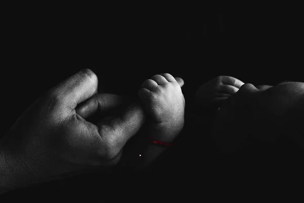 Ребенок Держит Родителей Руку Черно Белый Силуэт Фото Красная Лента — стоковое фото