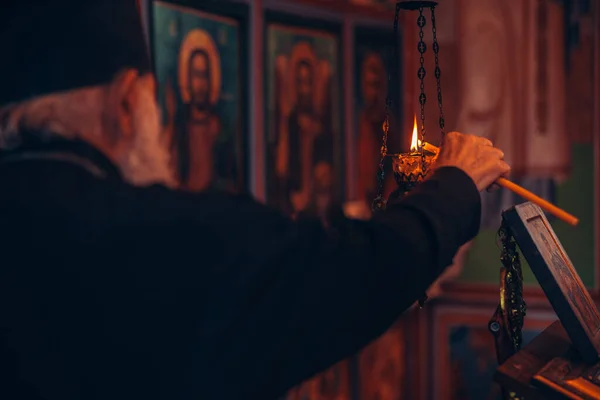 Болгария Около 2022 Года Священник Зажигает Свечу Церкви Болгарии Крещения — стоковое фото
