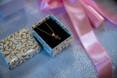 Mücevher kutusunda küçük bir altın haç. Bebek vaftiz töreni için hazırlanmış. Yüksek kalite fotoğraf