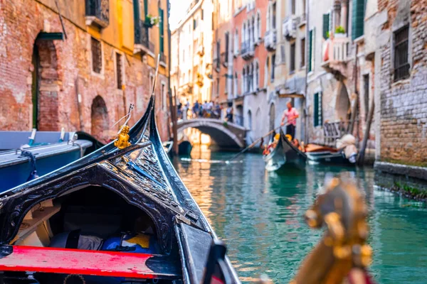 Montar una góndola tradicional por los estrechos canales en Venecia, Italia. — Foto de Stock