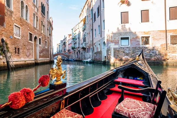 Montar una góndola tradicional por los estrechos canales en Venecia, Italia. — Foto de Stock