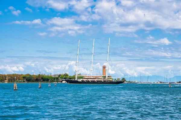 Enorme zeiljacht invoeren van Venetië stad in Italië. — Stockfoto