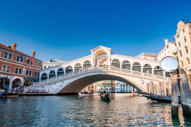 Geleneksel Gondol, dünyaca ünlü Canal Grande ve Rialto Köprüsü yakınlarında.