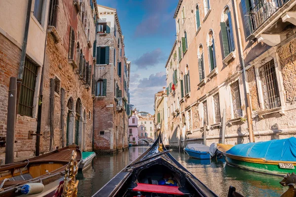 Montar una góndola tradicional por los estrechos canales en Venecia, Italia. — Foto de Stock