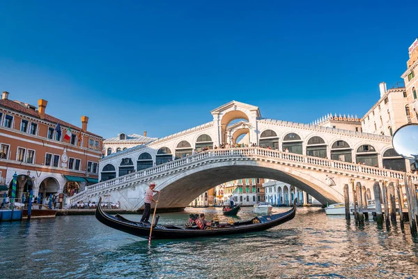 Tradicional góndola cerca del mundialmente famoso Canal Grande y Puente de Rialto — Foto de Stock