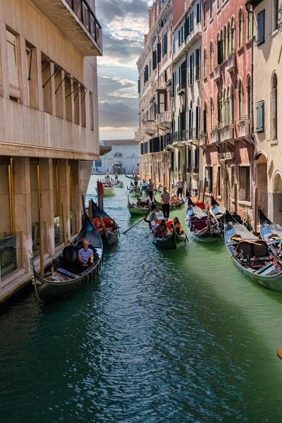 Góndolas tradicionales en el estrecho canal de Venecia, Italia. — Foto de Stock