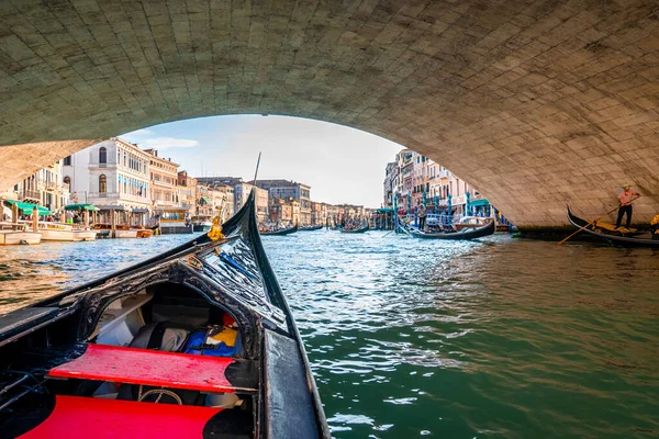 Montar una góndola tradicional por los estrechos canales en Venecia, Italia. — Foto de Stock