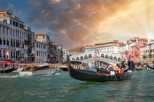Gondolero veneciano haciendo una góndola a través del Gran Canal — Foto de Stock