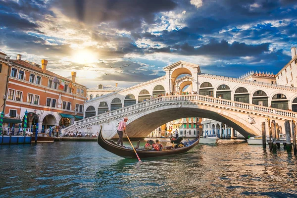 Gondola tradizionale vicino al famoso Canal Grande e al Ponte di Rialto — Foto Stock