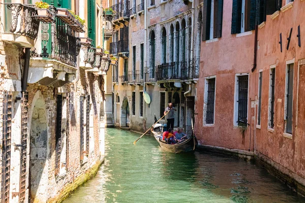 Góndolas tradicionales en el estrecho canal de Venecia, Italia. — Foto de Stock