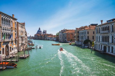 Santa Maria della Salute eski katedrali Venedik, İtalya 'da gün batımında.