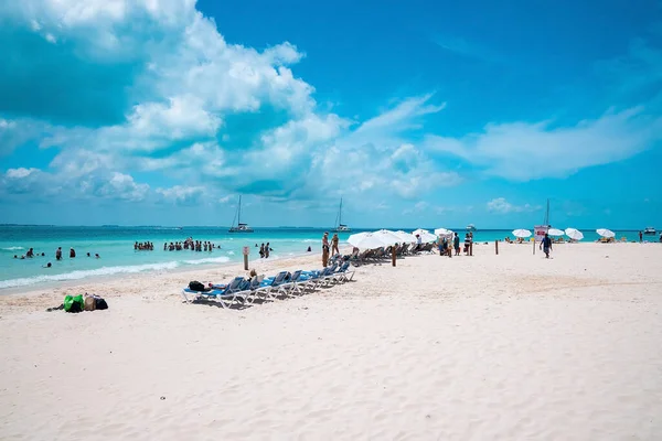Liegestühle im Schatten des Baldachins zum Ausruhen im Sommer auf Sand am Strand — Stockfoto