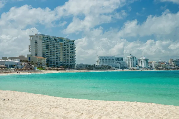 Strandsand mit wunderschönem Meerblick und Stadt- oder Luxushotels — Stockfoto