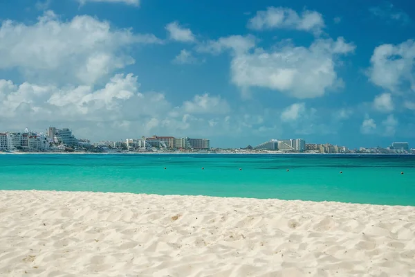 Пляжный песок с красивыми мысами и городскими или роскошными гостиничными зданиями — стоковое фото