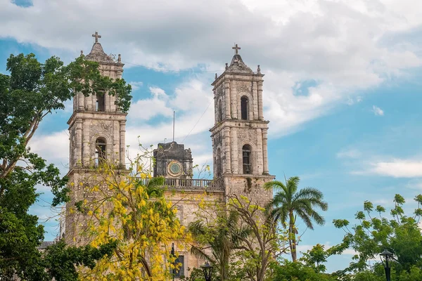 Vista da Catedral de San Servacio em Valladolild contra o céu nublado — Fotografia de Stock