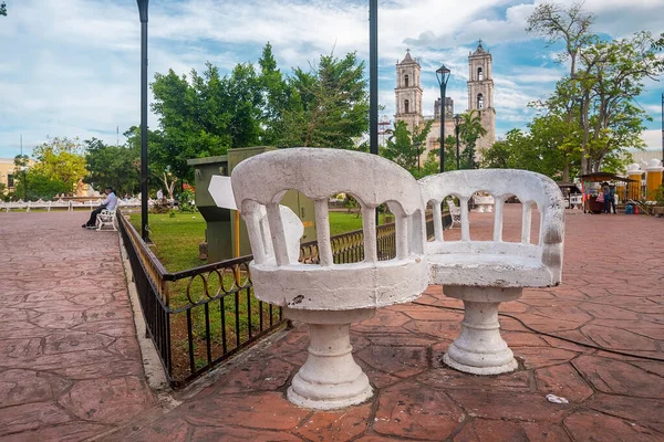 Betonnen stoelen op het trottoir met de kathedraal van San Servacio — Stockfoto