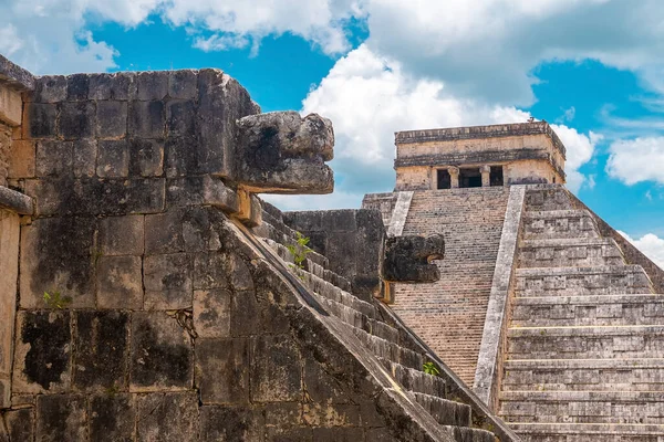 Antiguas ruinas y templo de Kukulkan gran pirámide en Chichén Itzá —  Fotos de Stock