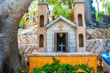 Xcaret eko-turizm parkındaki mezarlıkta kilise şekilli yapı