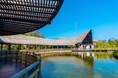 Güzel eko sürdürülebilir tatil köyü ve nehir üzerinde köprü