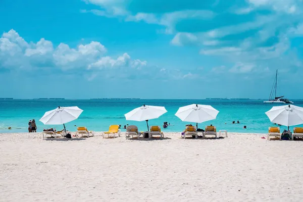 Espreguiçadeiras sob sombra de dossel para descansar na areia da praia durante o verão — Fotografia de Stock