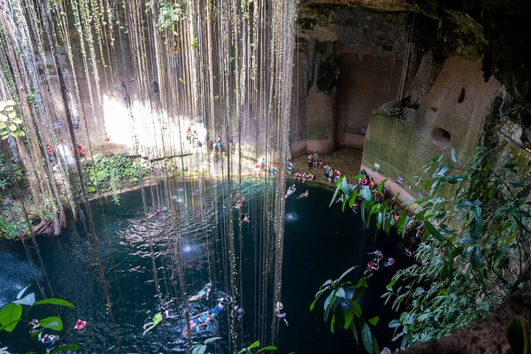 Turiștii fac baie în cenote o lagună naturală în mijlocul rocilor și vegetației — Fotografie, imagine de stoc