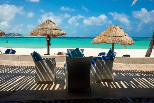 Resort ou hotel com vista para a bela praia do pátio — Fotografia de Stock