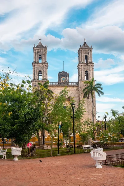 Blick auf den Garten und die historische Kirche San Servacio in Valladolild — Stockfoto