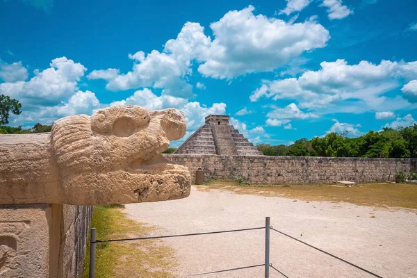 Antiguas ruinas de la cultura animal y Templo de Kukulkan gran pirámide en Chichén Itzá —  Fotos de Stock