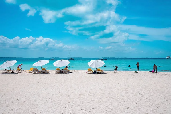 Liegestühle im Schatten des Baldachins zum Ausruhen im Sommer auf Sand am Strand — Stockfoto