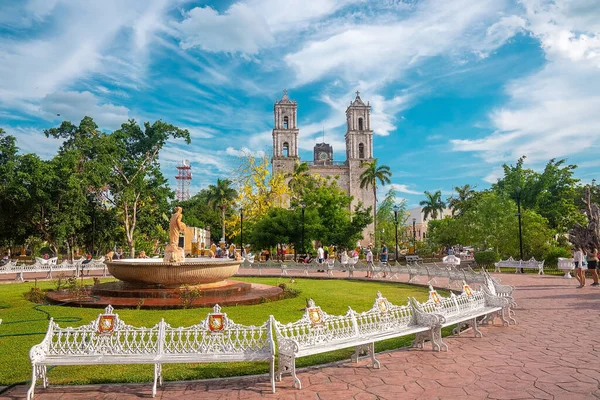 Wandelpad te midden van tuin en fontein met San Servacio kerk — Stockfoto