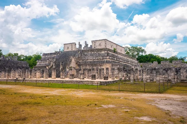 Antiguas ruinas del Templo de Kukulkan gran pirámide en Chichén Itzá —  Fotos de Stock