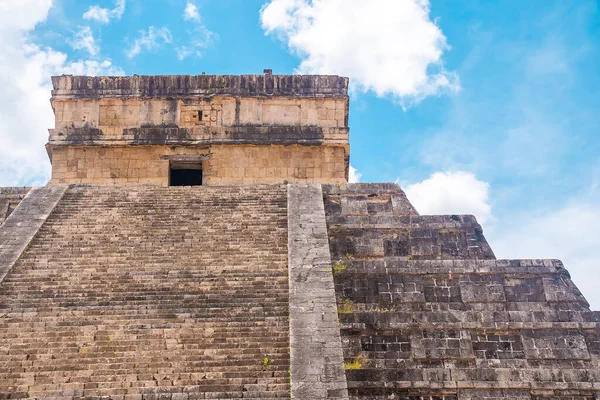 Antiguas ruinas del Templo de Kukulkan gran pirámide en Chichén Itzá —  Fotos de Stock